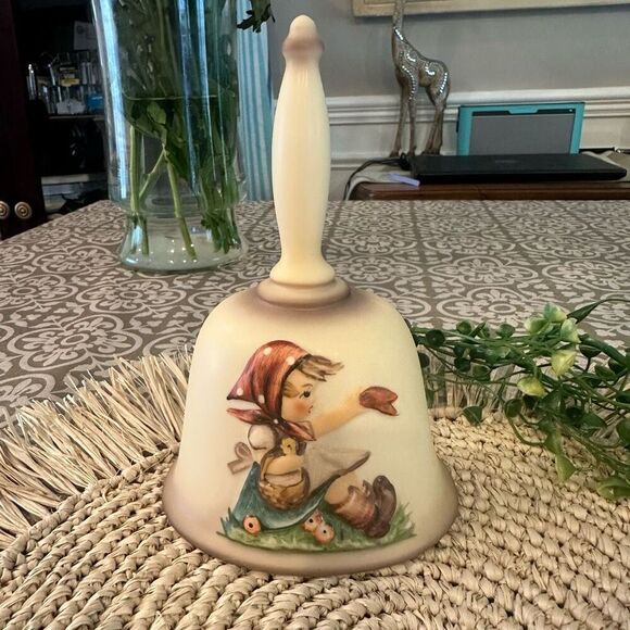 M. I Hummel Vintage Lot of Thimble, Pin,‎ Medallion Ornament & 1979 Bell - Picture 8 of 12